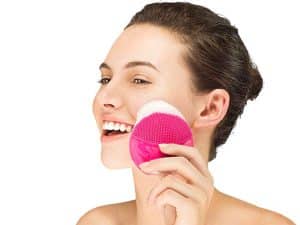 پاکسازی صورت با دستگاه
